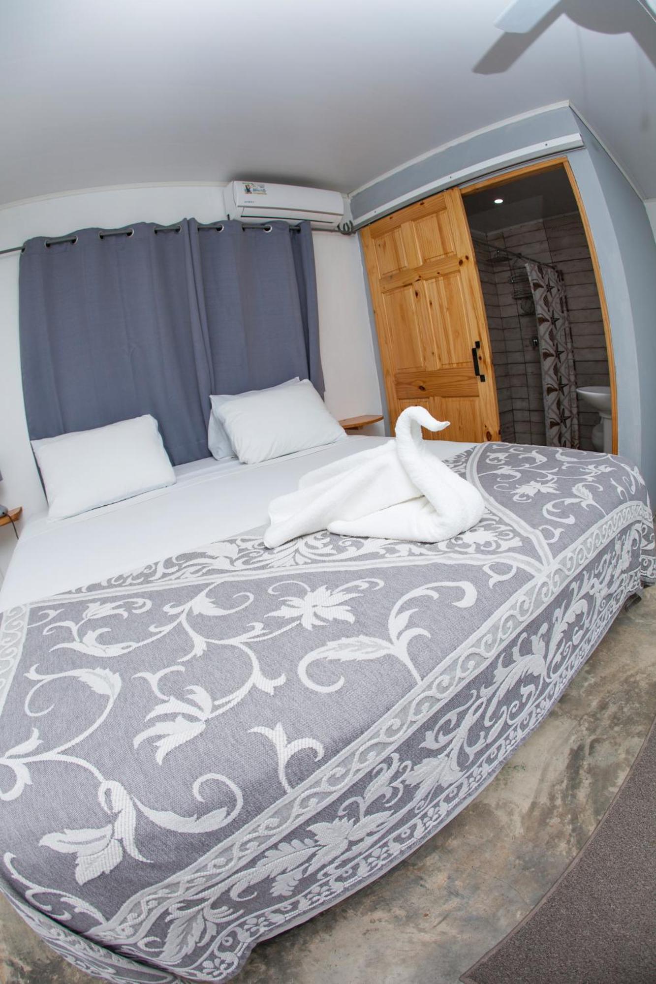 Show Pony Beach Resort And Suites ลาสลาคัส ภายนอก รูปภาพ