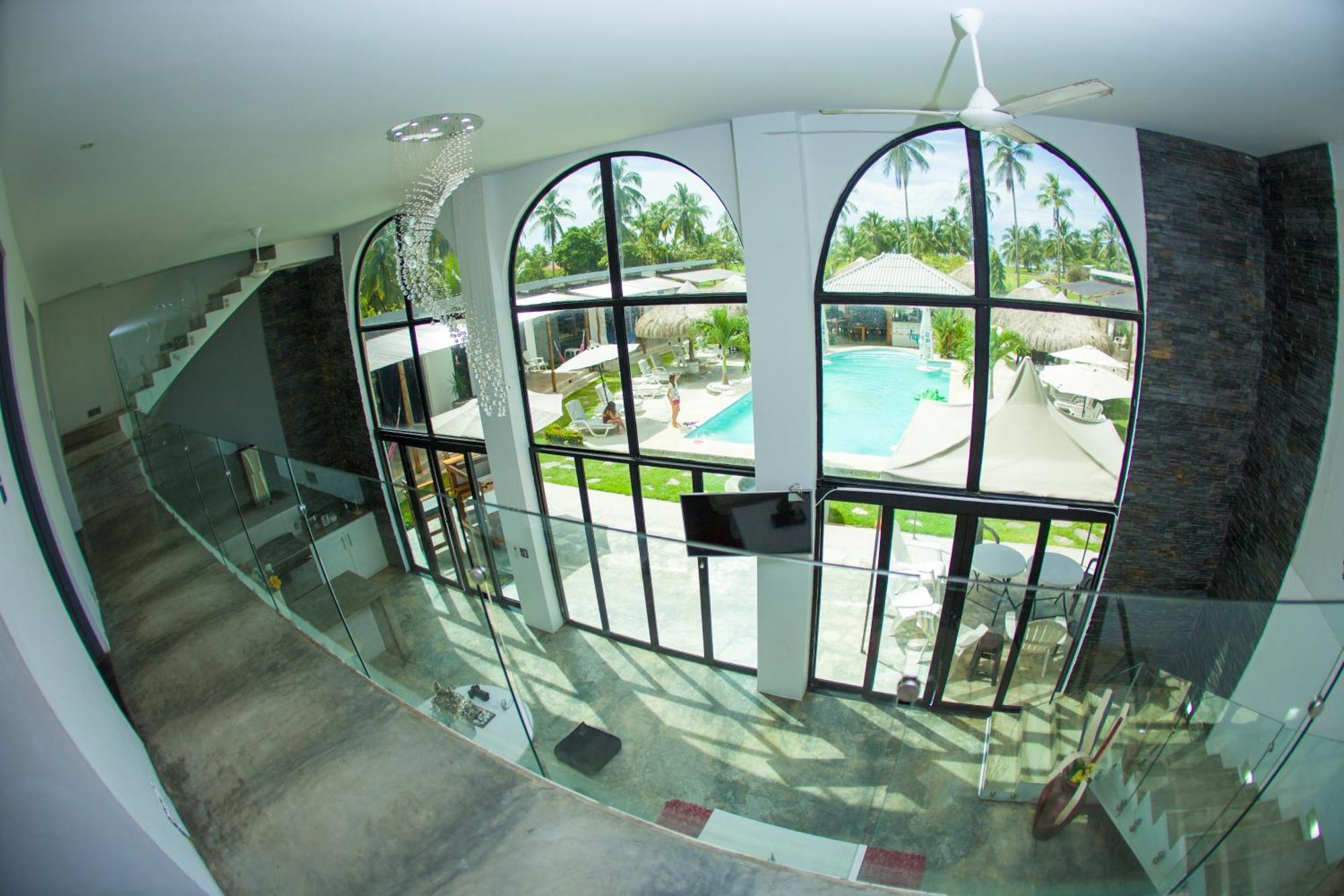 Show Pony Beach Resort And Suites ลาสลาคัส ภายนอก รูปภาพ