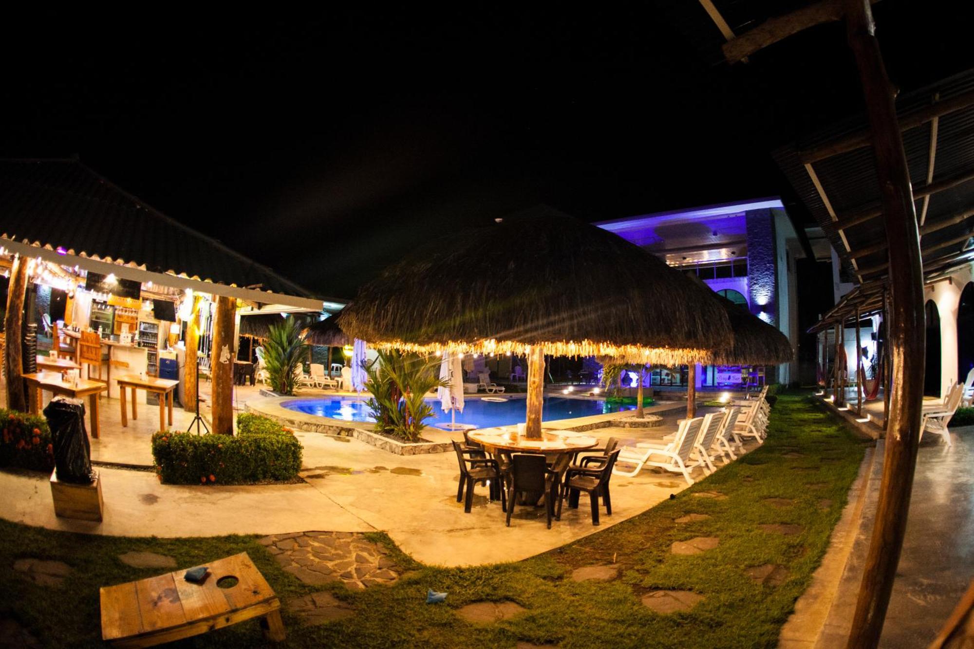 Show Pony Beach Resort And Suites ลาสลาคัส ภายนอก รูปภาพ