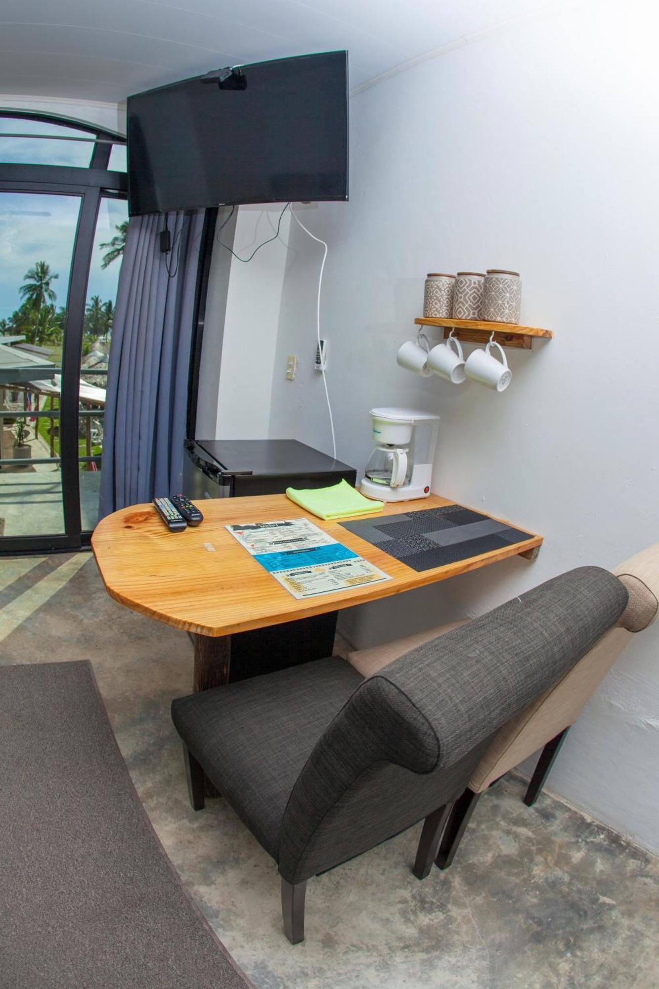 Show Pony Beach Resort And Suites ลาสลาคัส ภายนอก รูปภาพ