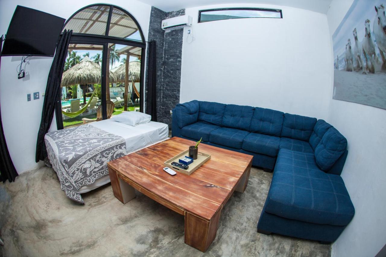Show Pony Beach Resort And Suites ลาสลาคัส ภายนอก รูปภาพ